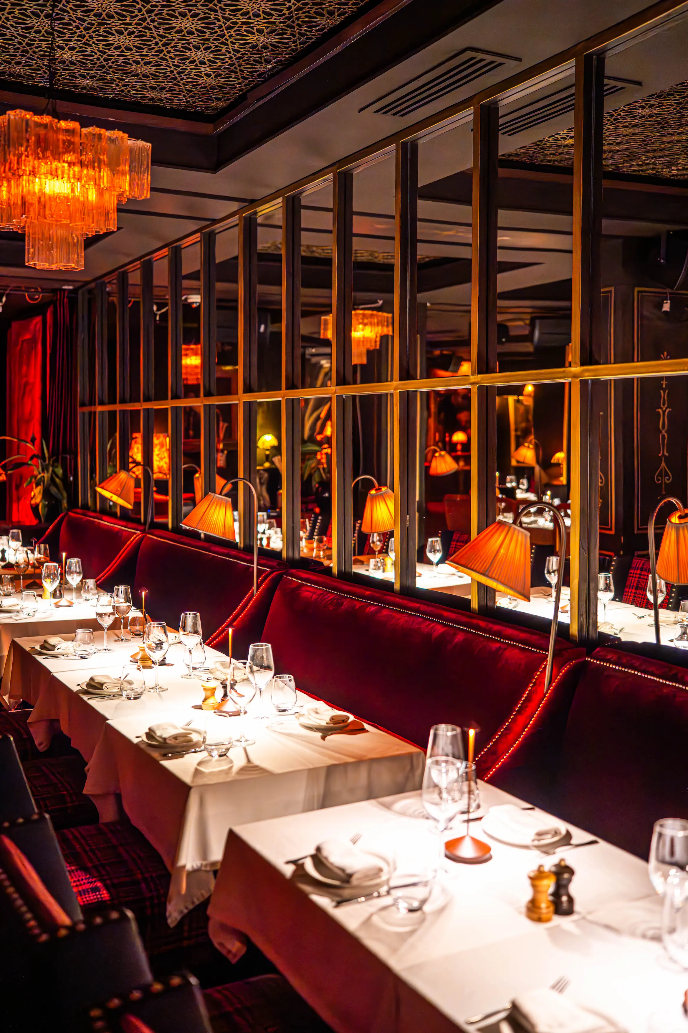 A VIP dining table with a vibrant atmosphere and live music entertainment at Restaurant Le Palace Marrakech.